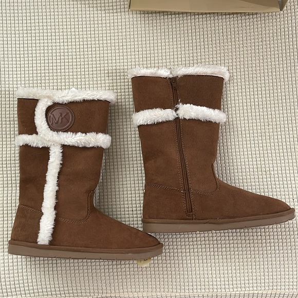 New in box, Michael Kors Alina Tan Suede Snow Boots girls size 5 (women size 7) - Picture 3 of 3